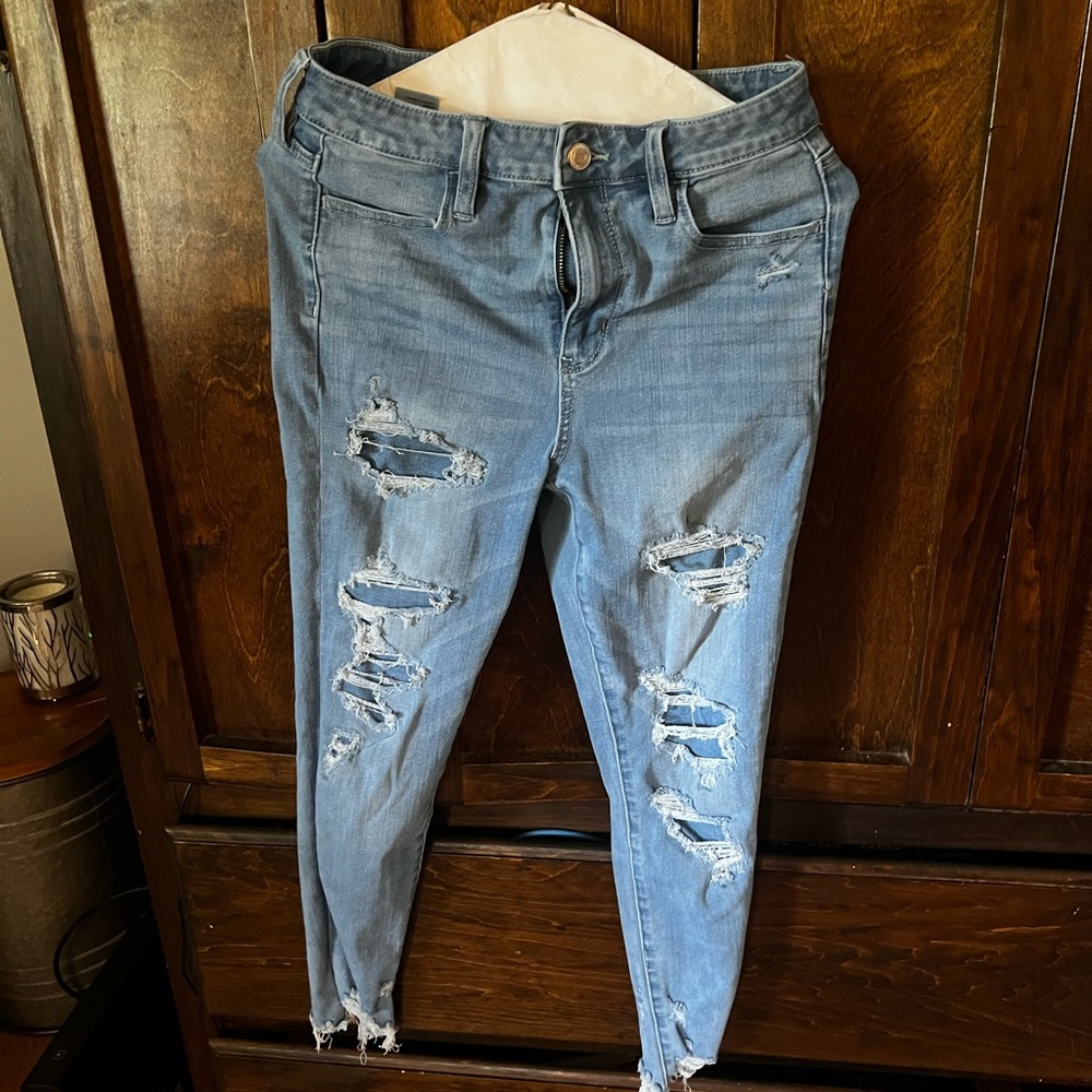 American Eagle light wash ripped jeans size 8 short